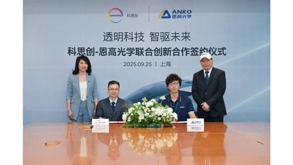 科思創與恩高光學攜手推進透明工程塑料在交通運輸產業的創新應用。簽約現場（左起）：科思創工程塑料事業部全球總裁王麗、科思創工程塑料事業部亞太區應用開發總監何照元、恩高光學研發中心總監謝朝翔、恩高光學總經理高茂林。© 科思創