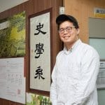 對歷史文化懷抱濃厚興趣的余富盛，曾擔任電影《翠湖》製片並榮獲國際電影節最佳影片獎，現重返文化大學攻讀博士班，持續深化人文與影視創作的結合。