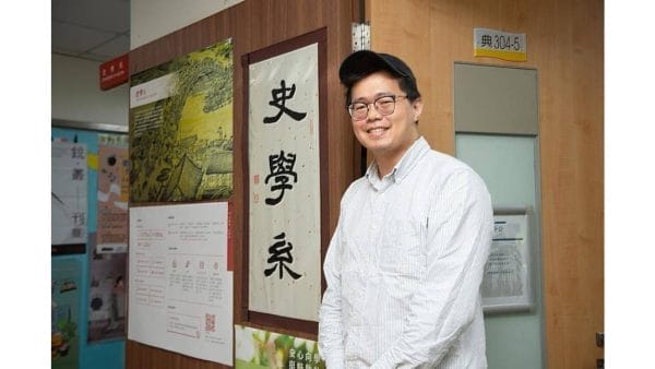 對歷史文化懷抱濃厚興趣的余富盛，曾擔任電影《翠湖》製片並榮獲國際電影節最佳影片獎，現重返文化大學攻讀博士班，持續深化人文與影視創作的結合。