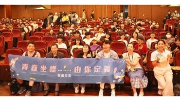 文化大學理工學院與臺北市政府青年局合作，舉辦「理工學院倫理課程院演講」，特別邀請百萬訂閱的知識型YouTuber啾啾鞋（本名謝任杰）蒞校演講，師生合影。